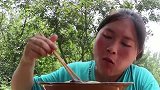 10来块钱买的羊杂，做拌面吃，深得胖妹的心意