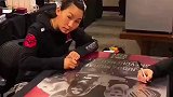 闫晓楠备战UFC238 忙里偷闲签名大海报