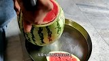 小伙把西瓜壳盖烟花上，火星四射，火灭了打开瓜壳，“傻眼”了！
