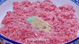 把肉末塞进西红柿里入锅蒸一下，出锅以后孩子们超喜欢吃，好营养