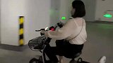 女子在自家停车位停电动车