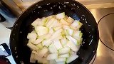 冬瓜粉丝丸子汤，汤鲜肉嫩，营养美味喝起来