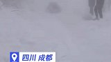 大蜈蚣下雪山，十几名游客抱团滑雪