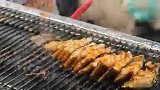 在韩国街头直接用火枪烤出来的鳗鱼，火炙的感觉很棒