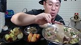 Changbae欧巴啃食排骨宽粉汤，配碟泡菜下饭真香呐