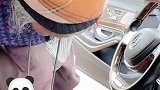 小伙带奶奶去逛街，奶奶坐到驾驶位