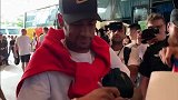 这人气没谁了！内马尔潮装现身为球迷签名 露帅气微笑