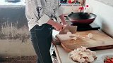 这位姑娘穿着简单，美丽贤惠，气质出众！