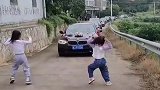 新人结婚车队经过村路，两小女孩跳舞拦婚车闹喜