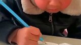 一到做作业的时间，这熊孩子就感觉全身不舒服