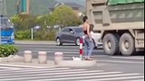 她到底经历了什么，才会做出如此“不堪入目”的事情，太扎心！