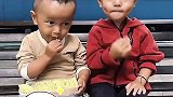 女子带孩子去公园玩耍