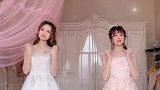 妈妈跟女儿玩自拍，眼前这一幕的操作，根本分不清哪个是长辈！