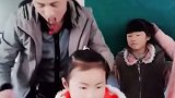 老师课间给小女孩梳马尾：她比较内向 想让她不怕我乡村教师