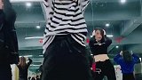 美女领舞姑娘，气质出众，怪不得是领舞呢