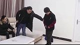 儿子瞧不起后妈，当他发现后妈包里的照片后，结果精彩