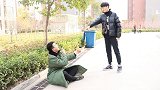 儿子带回家一个乞丐，母亲嫌弃要赶他走，2年后母亲却感谢乞丐
