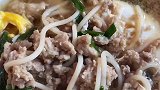奶奶骗孙子两人吃的一样，但却一碗里都是肉一碗只有面