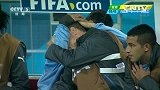 世界杯-14年-小组赛-D组-第2轮-乌拉圭苏亚雷斯场下拥抱队友紧张至极-花絮