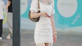 街拍，娇小玲珑的女孩穿包臀裙，到底看颜值还是身材呢