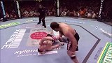 侧鞭腿直接KO！裁判飞扑救人不让补拳 UFC这场面太热血