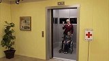 坐轮椅的女孩突然从电梯消失，乘客都开始怀疑人生了