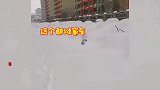 私家车被大雪覆盖，个个整的跟天线宝宝似的