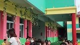 学生看老师，妈妈看孩子跳舞，舅舅吵着去幼儿园接小孩！