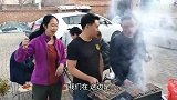 女孩在内蒙古烧烤，肥的流油的羊肉串吃到饱，不知跟新疆比怎么样