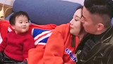 闺女：我该说什么呢？只好笑一笑 ，当做没看到了！