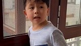 母慈“女”孝，打得我叫，呵呵…儿子站在窗台笑~