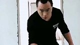男子用木棍敲头，惊呆网友