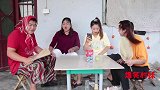 短剧：老表用偏方给村妹治脚气，没想到越治越严重，结果被打一顿