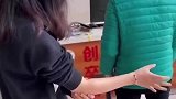 女子吃野生菌致幻就医路上出现怪异举动
