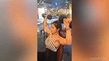 又美又性感！白嫩小姐姐苦练上肢 香汗淋漓惹人怜
