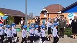 俄罗斯的国防教育是从幼儿园开始的，老兵到幼儿园组织胜利日阅兵