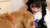 女铲屎官想亲下金毛，金毛死活不愿意，网友：让开金毛，让我来！