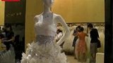 100702上海国际婚纱展 市民趁打折采购