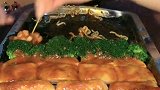 美女直播一分钟吃完整盘美食，吃的真有食欲啊