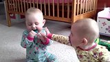 奶嘴被抢，接下来看双胞胎小宝宝是如何抢回的！