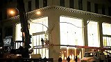 潮流-20121128-Bulgari用双蛇LED装饰圣诞橱窗