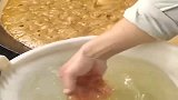 云南大叔徒手在高温的锅里捞红糖，难道你不怕烫吗