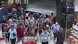 超市举办促销活动，大爷大妈疯狂涌入抢购，两名老人被撞倒踩伤