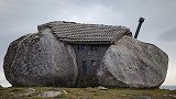 世界上最神奇的房子，建在石头缝中，没水没电却成著名景点
