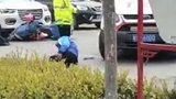 祸不单行  外卖小哥已被送往医院救治。