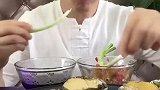 吃货吃鲍鱼，蘸点酱料一口闷，再来个小葱棒极了！