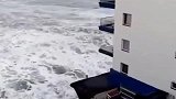 大海上建筑的房子，一个巨浪冲过来，把阳台打了个粉碎！
