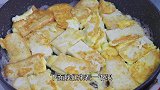 豆腐不要直接下锅炒，学会这个小技巧，香嫩入味，比吃肉还解馋！