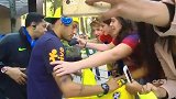 足球-17年-巴西小队长归位！内马尔回归国家队训练 引美女粉丝疯狂尖叫-新闻