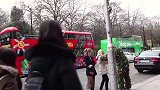 男子在街边伪装成草人恶搞路人，真是太贱了